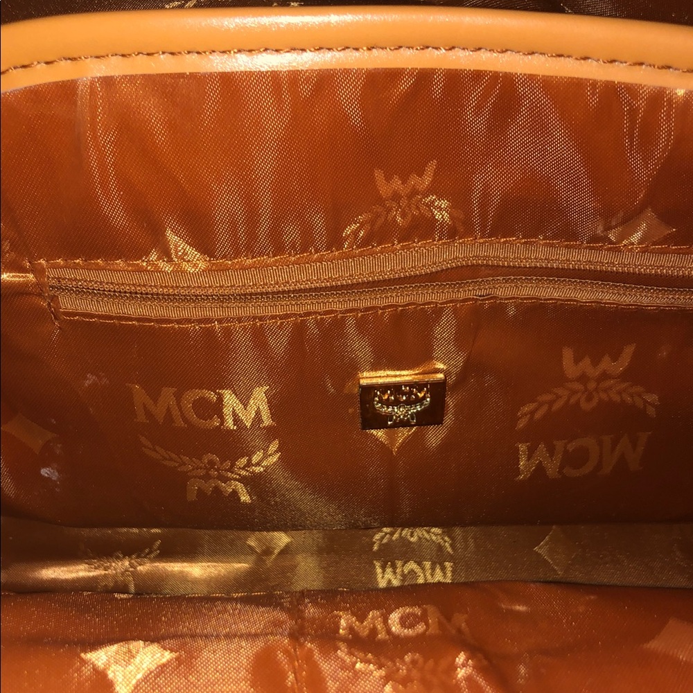 💋 Tan Backpack with Gold Accents🥰 This bag is sooo AWESOME - Picture 15 of 16